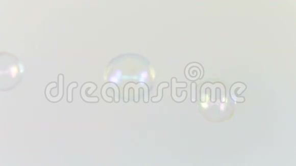 气泡在白色背景中飞行视频的预览图