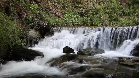 湍急的山涧和瀑布视频的预览图