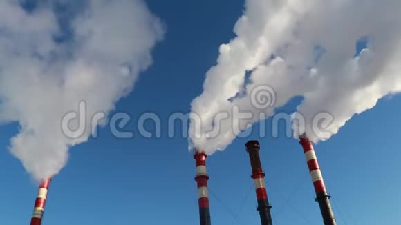 蓝天上烟囱冒出的工业烟雾视频的预览图