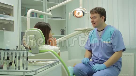 牙医在工作在牙医诊所做检查的女孩视频的预览图