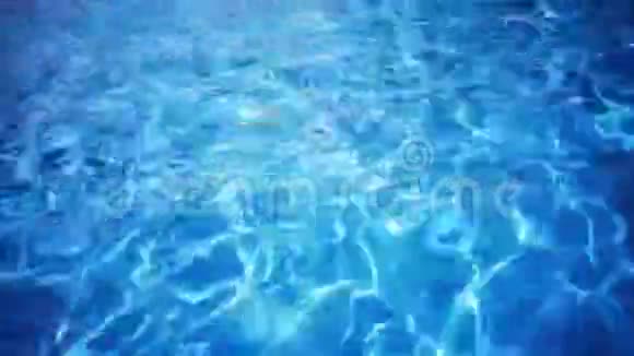 折射泳池水中的阳光1920x1080视频的预览图