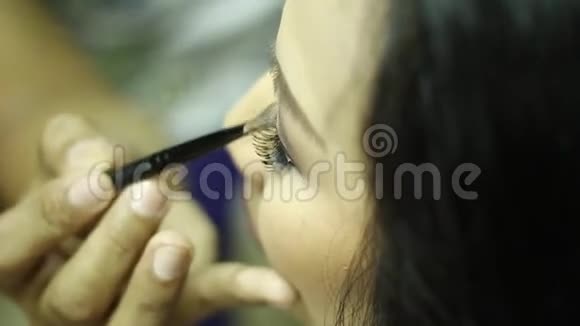 化妆师给一个年轻女人做眼影视频的预览图