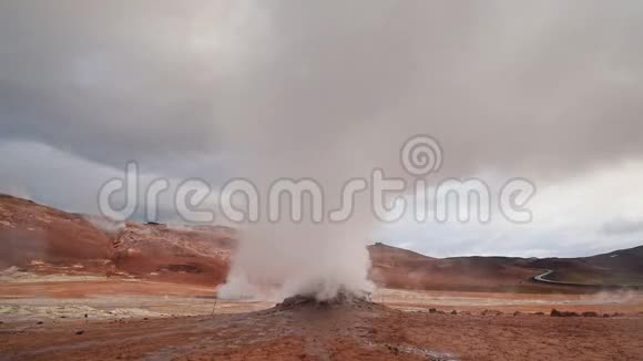 冰岛喷泉的喷发红色的土壤就像火星表面视频的预览图