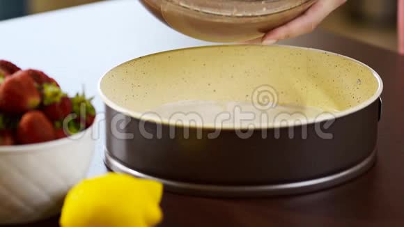 将巧克力蛋糕混合物倒入锡中做糕点面团视频的预览图