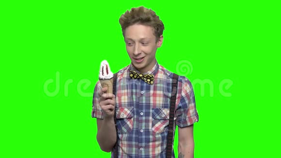 带冰淇淋的少年肖像视频的预览图