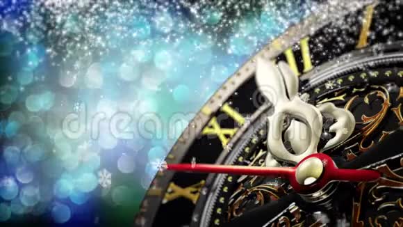 新年在午夜有星星雪花和假日灯的旧钟4K视频的预览图