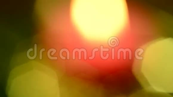 蜡烛上的来临花环模糊视频的预览图