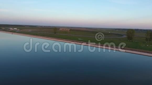 鸟瞰蓝色湖泊视频的预览图