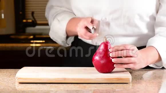 切菜或切红梨的厨师视频的预览图