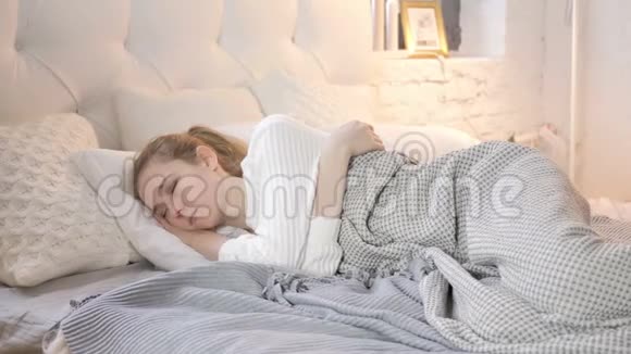 睡在床上的漂亮女孩视频的预览图