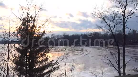 在寒冷的冬天的湖面上视频的预览图