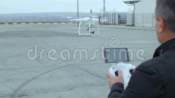 带着数码相机的无人机四人直升机视频的预览图
