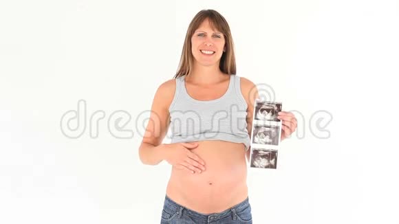 孕妇拿着婴儿扫描视频的预览图