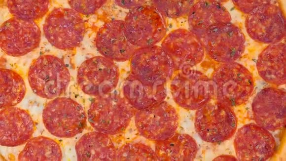 沙拉米披萨与绿色特写顶部视图视频的预览图