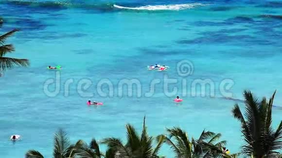 人们在热带度假天堂享受海滩视频的预览图