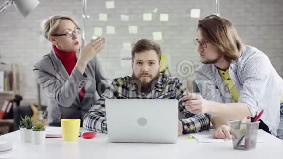 年轻人喜欢一起工作的商业团队千禧一代在舒适的办公室里聊天很好视频的预览图