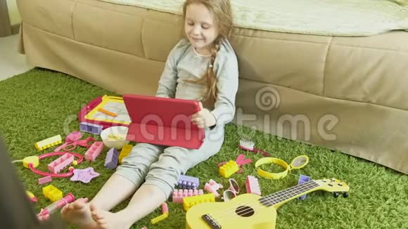 小女孩在室内使用电脑平板电脑视频的预览图