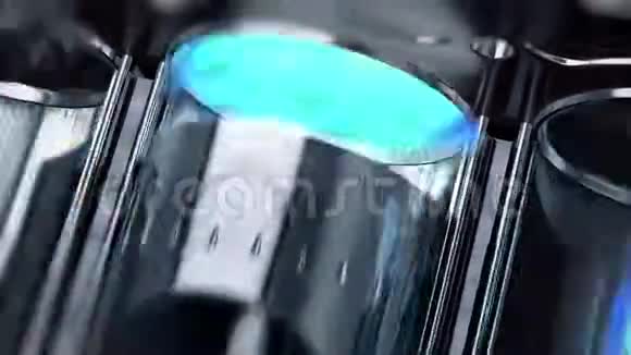 发动机内部运转的特写镜头蓝色的燃料爆炸视频的预览图
