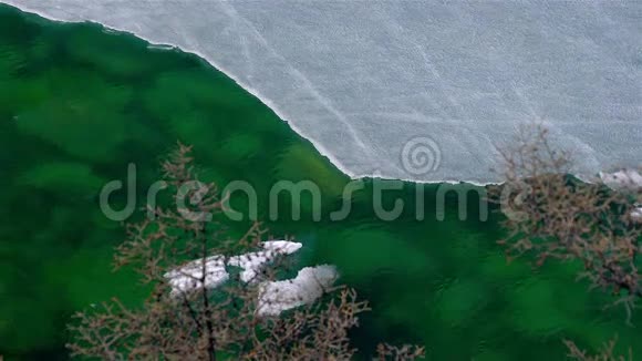 湖面上融化的冰视频的预览图