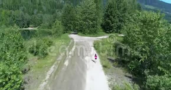 在森林小路上跑步的女性慢跑者视频的预览图