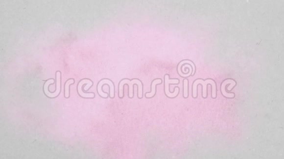 心画在粉色水彩中陆续出现然后消失纸盒纸质地水彩心视频的预览图