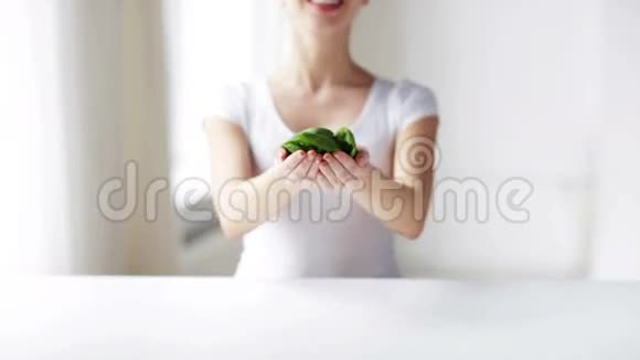 一位年轻女子展示菠菜视频的预览图