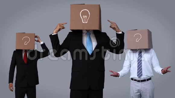 一队商人用盒子藏着头打手势视频的预览图