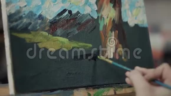 山水画家的笔触视频的预览图