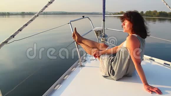年轻漂亮的女孩在豪华游艇上度假旅游视频的预览图
