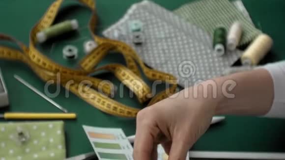 表裁缝设计师服装侧视绿色背景视频的预览图