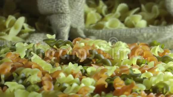 蔬菜通心粉面食旋转餐桌视频的预览图