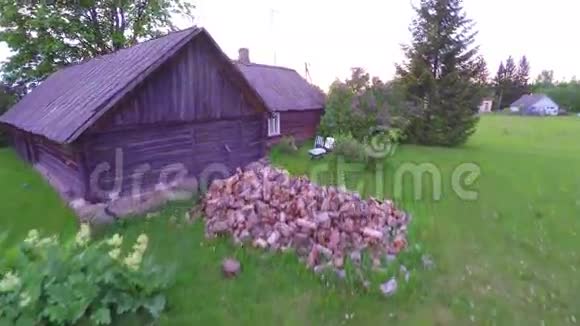 传统爱沙尼亚房子黄金时间鸟瞰4K视频的预览图