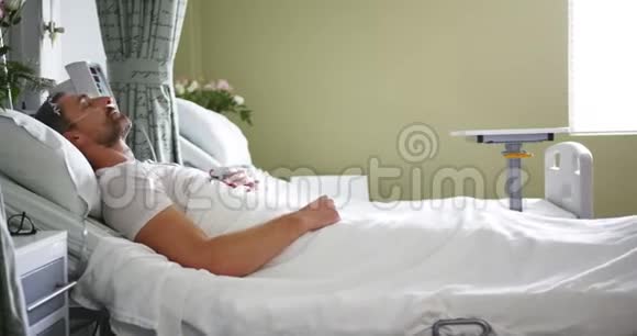 躺在病床上的人视频的预览图