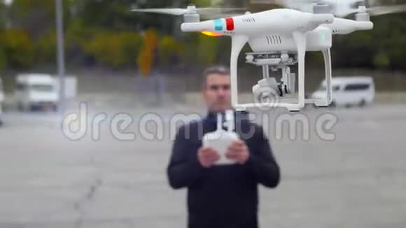 带着数码相机的无人机四人直升机视频的预览图