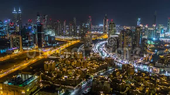 一个现代化的大城市的夜景阿联酋迪拜商务湾视频的预览图