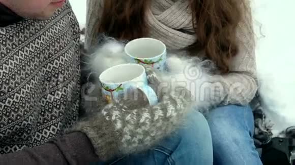 在森林里的男人和女孩在冬天喝茶视频的预览图