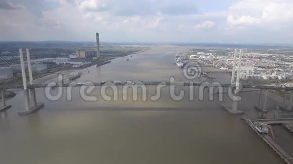悬索桥和河流航景视频的预览图
