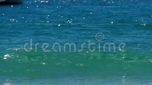 泥哈尼海滩岸的碧波翻滚视频的预览图