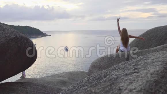 坐在岩石上的女人视频的预览图