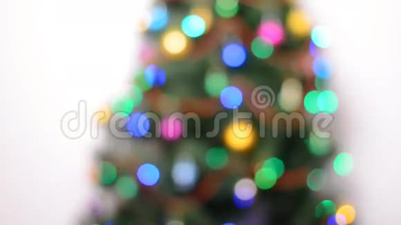 绿色圣诞树与礼物和灯泡混合视频的预览图