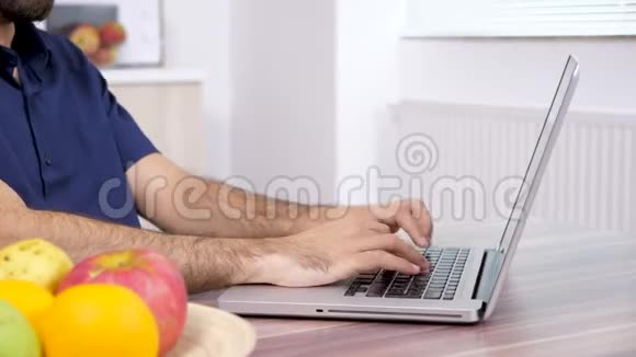 一个人在电脑键盘上打字视频的预览图