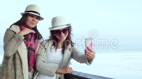 两个年轻女子站在灯塔上旅游和休闲视频的预览图