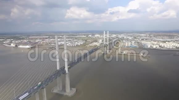 悬索桥和河流航景视频的预览图
