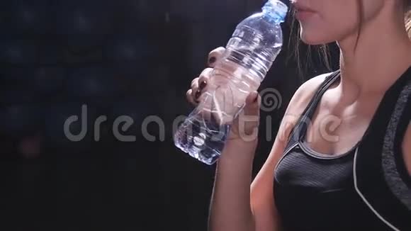 年轻健康女子健身房饮水视频的预览图