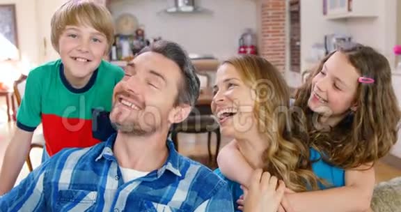 幸福的家庭在沙发上微笑视频的预览图