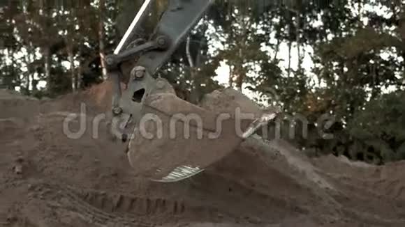 挖土机挖砂挖除道路工程中的粉尘挖土机铲斗的特写镜头视频的预览图