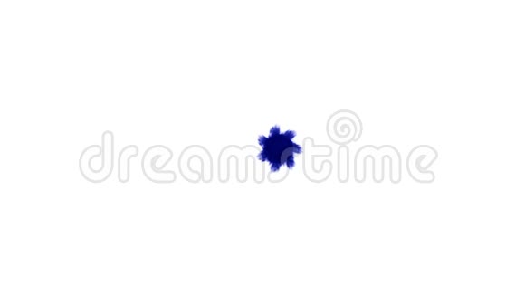 头顶拍摄的孤立的蓝色墨水在白色上形成一个圆圈蓝色的笔墨混合在水中缓慢移动视频的预览图
