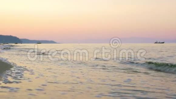 海岸的日落时间视频的预览图