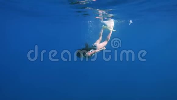 女孩潜入红海清澈的碧水视频的预览图