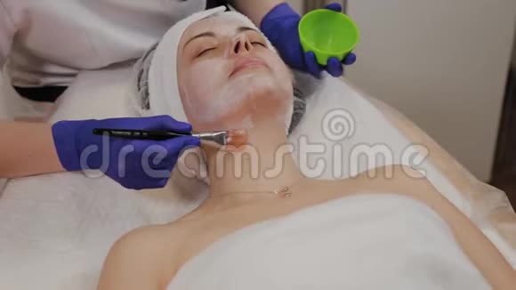 专业人士用面罩给带刷子的女人视频的预览图